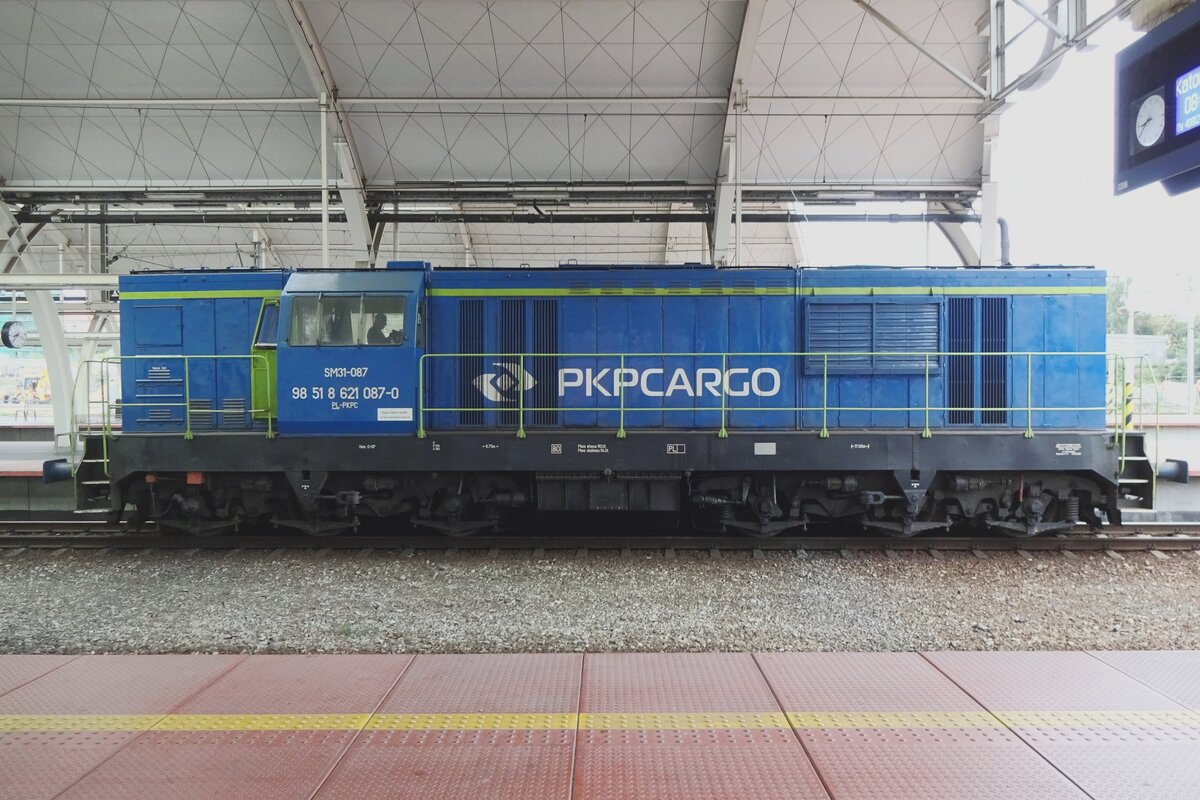 PKP Cargo's SM31-087 shows herself at Gliwice on 24 August 2021.