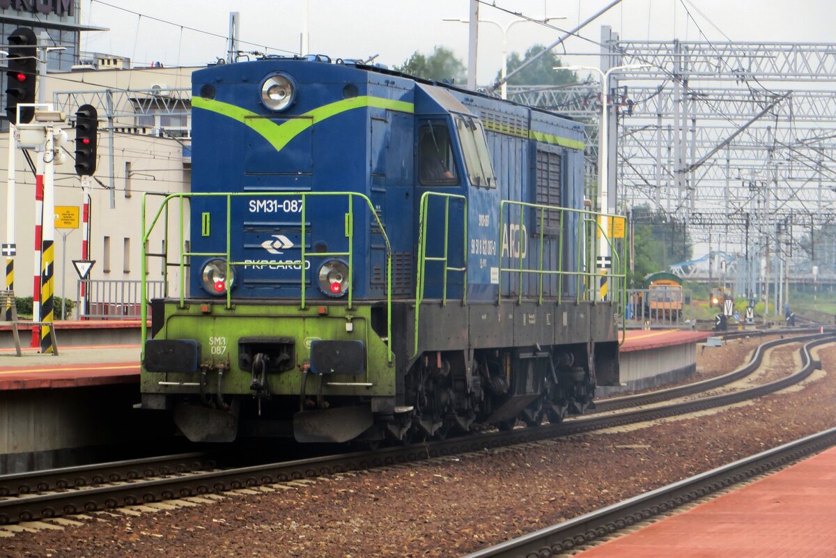 PKP Cargo's SM31-087 shows herself at Gliwice on 24 August 2021.