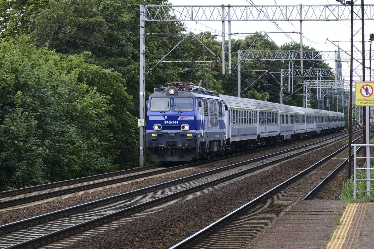 PKP EP09-024 on the line from Gdynia to Gdańsk. Date: August 14 2019.