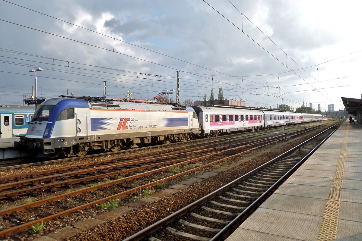 PKPIC 370 004 leaves Warszawa-Wschodnia on 1 May 2016.