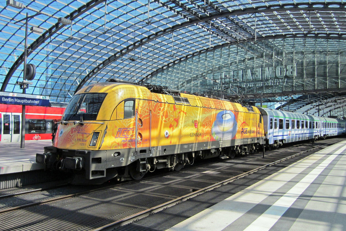 PKPIC 370 009 still advertises the Gdansk Socces Stadium (part of the UEFA 2012 advertisement campaign) after arrival at Berlin Hbf with the Berlin-Warszawa Express (that misses out Gdansk totally) on 6 June 2013.