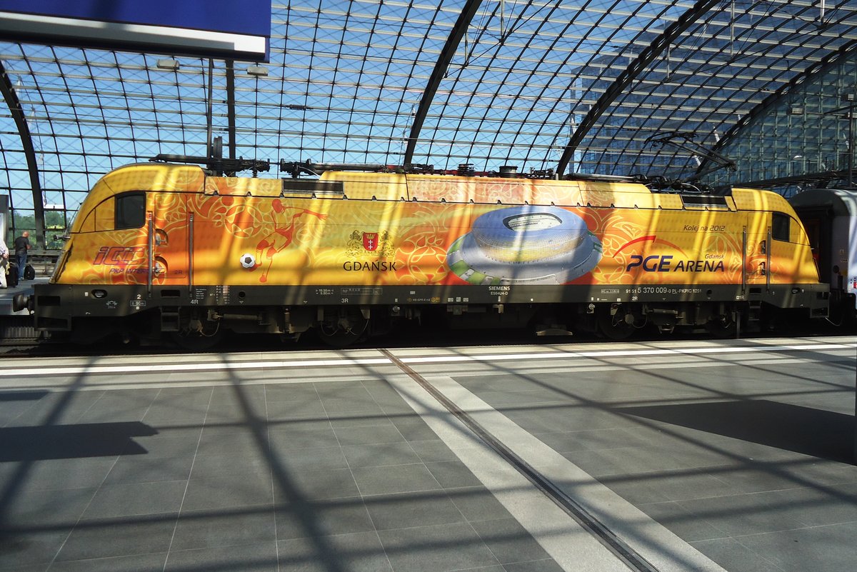 PKPIC 370 009 still advertises the Gdansk Socces Stadium (part of the UEFA 2012 advertisement campaign) after arrival at Berlin Hbf with the Berlin-Warszawa Express (that misses out Gdansk totally) on 6 June 2013.