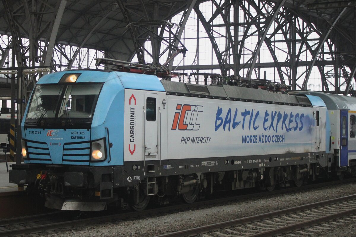 PKPIC 5370 073 stands in Praha hl.n. on 25 September 2025.