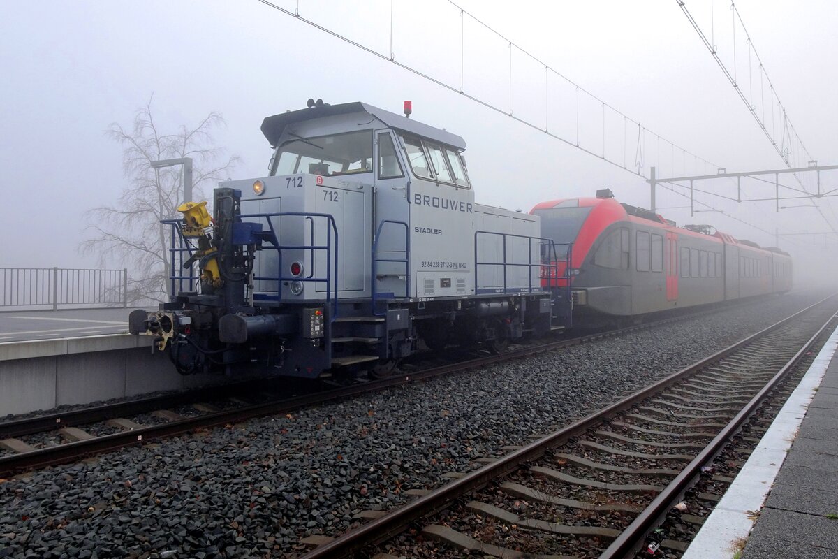 Play misty with me! Brouwer 712 shunts at Blerick on  a misty morning of 16 December 2021. 