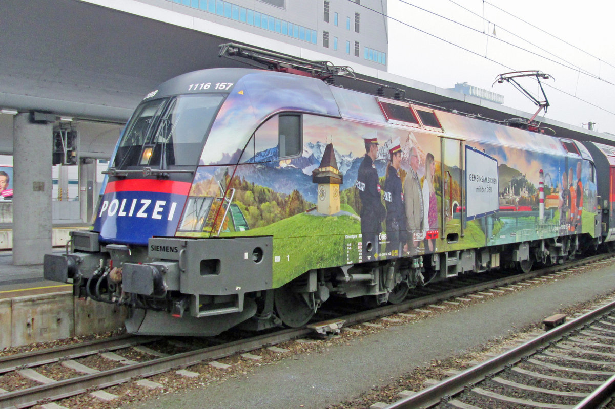 Police-II; the second police advertiser of the ÖBB, after 1116 250, is 1116 157, seen here in Linz Hbf on 30 December 2016.