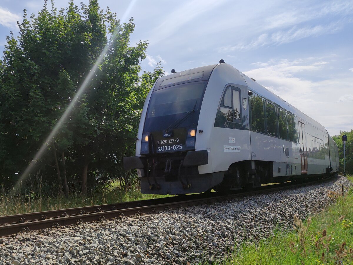 Polregio's SA133-025 DMU just left the Władysławowo station and is taking a sharp curve towards the Hel peninsula. 2023-07-29