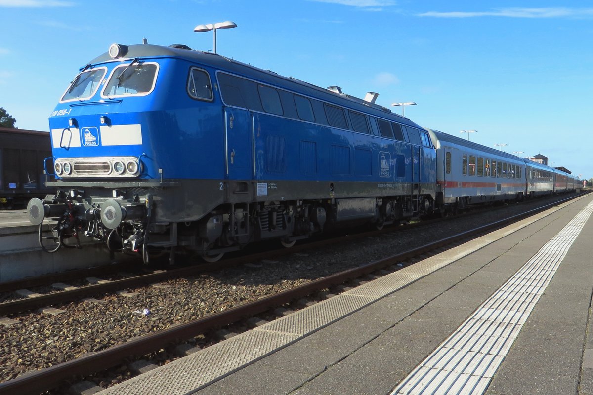 PRESS 218 056 stands a shortened InterCity in Niebüll station on 16 September 2020.