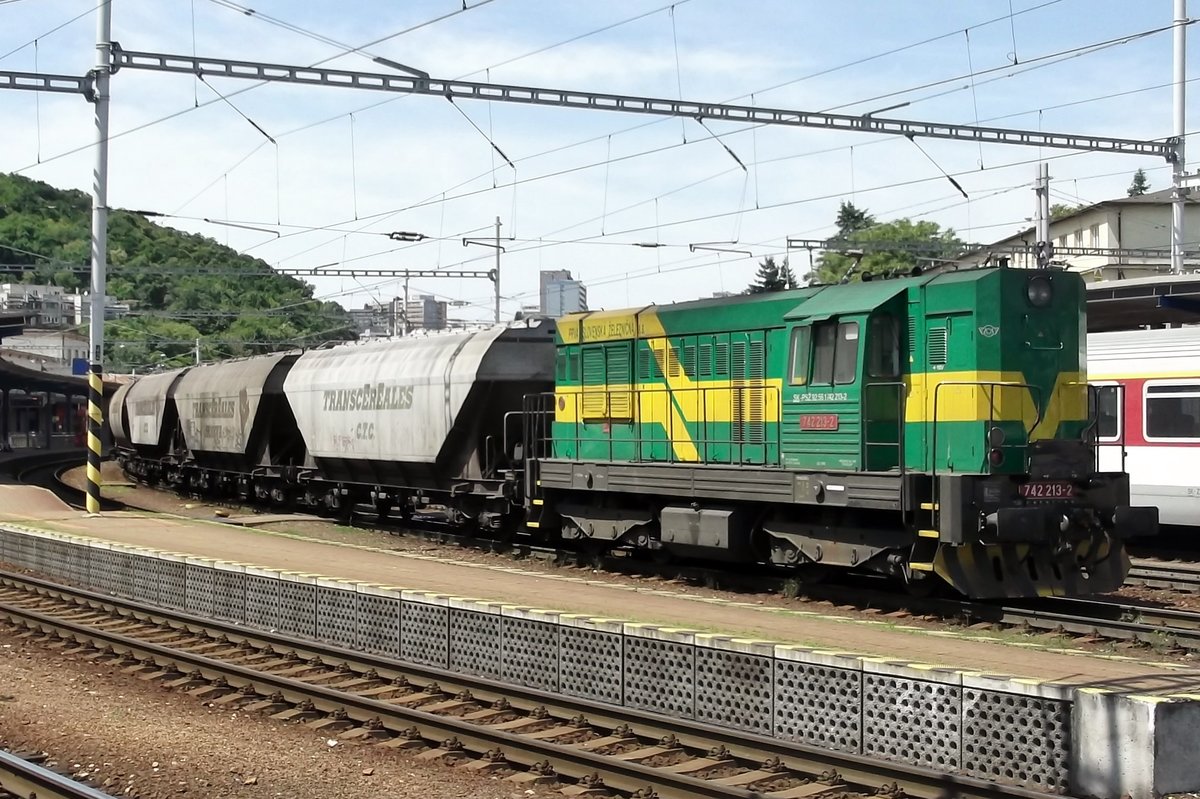 PSZ 742 213 banks a cereals train through Bratislava hl.st. on 2 June 2015.
