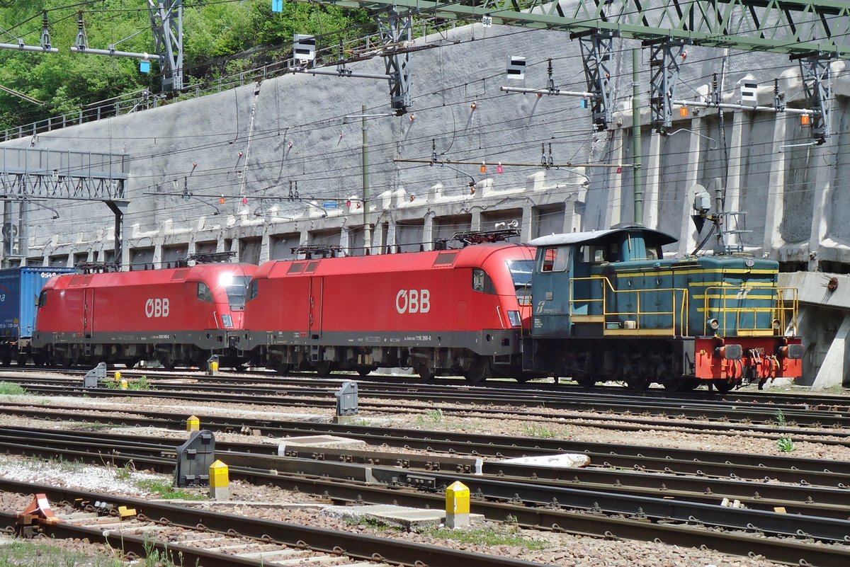 Pushing back two ÖBB Tauri, D 245 6012 operates at Brennero on 4 June 2015.