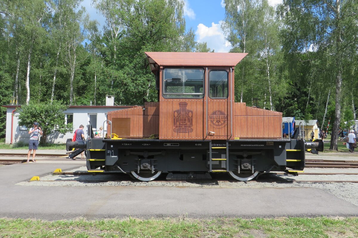 Quasi-wooden 799 019 stands at Luzna u Rakovnika on 12 June 2022. This modern diesel shunter got a retro appearance with a paint/sticker job that makes it look like a wooden loco. 
