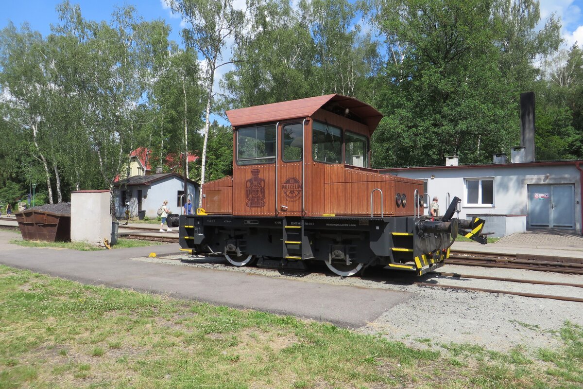Quasi-woorden 799 019 stands at Luzna u Rakovnika on 12 June 2022. This modern diesel shunter got a retro appearance with a paint/sticker job that makes it look like a wooden loco. 