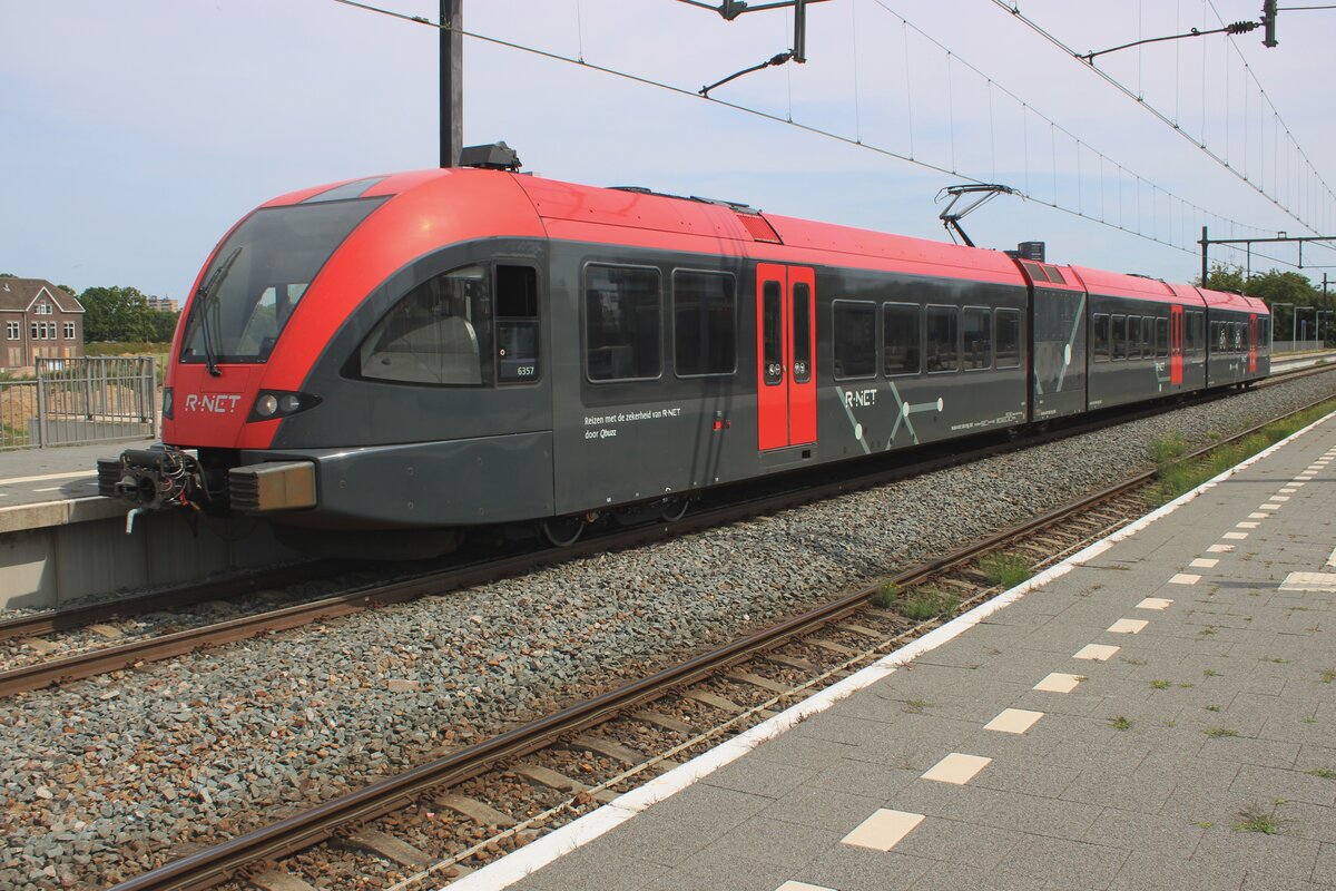 R-NET 6357 stands in Blewrick on 7 August 2025. R-NET operates near Gopuda, but at Blerick, the STadler MUs are being maintained, so many a Dutch GTW ofr Flort can be seen at Blerick.