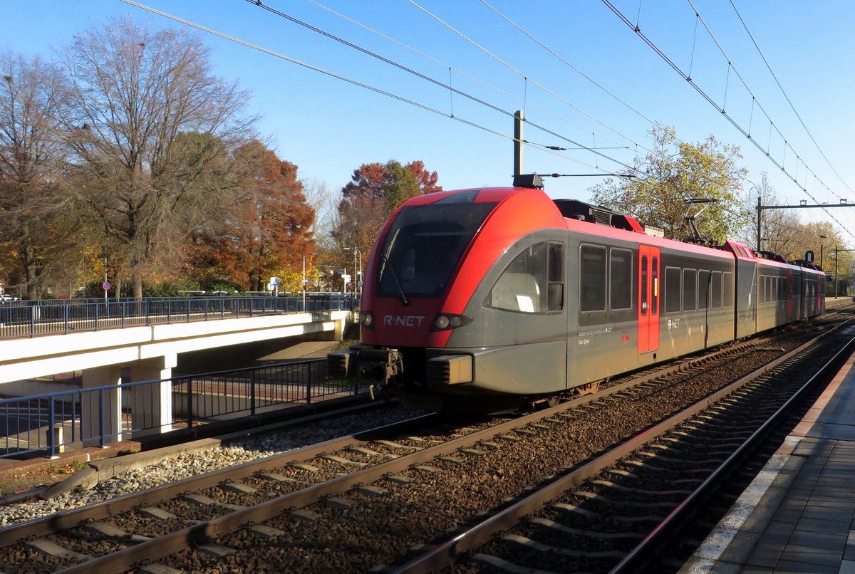 R-Net/QBuzz 6354 speeds through Tilburg-Universiteit on 5 November 2020.