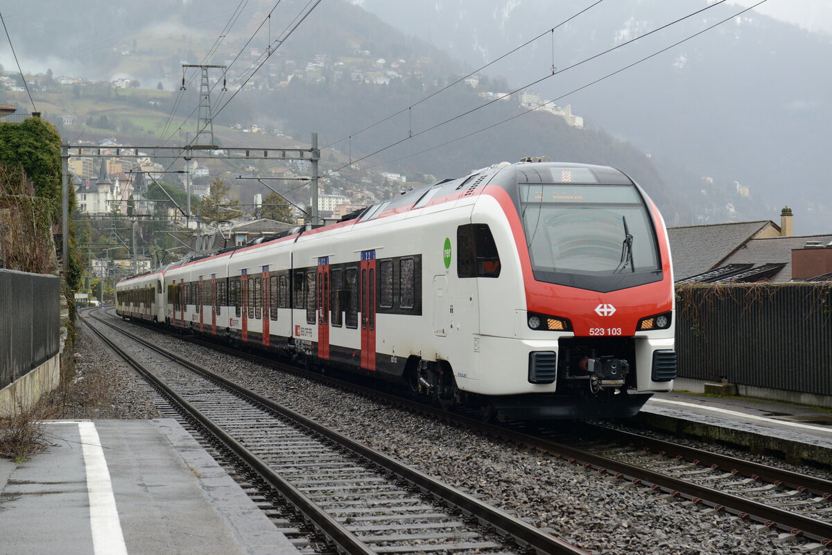 RABe 523 103/104  assurant un S2 du RER Vaud
Ici à Clarens

Prise le 1 février 2021

RABe 523 103/104 ensuring an S2 of the RER Vaud
Here in Clarens

Taken on February 1, 2021