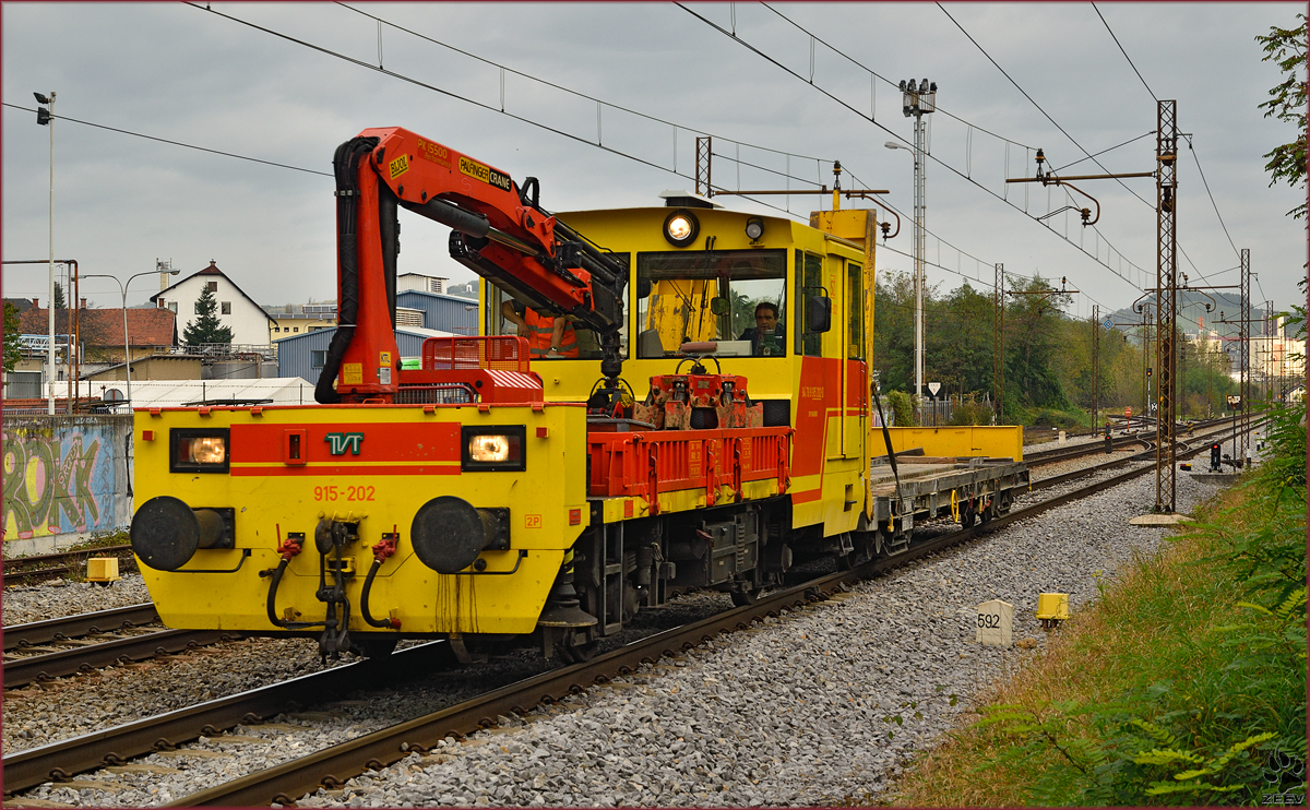 Rail crane 915-202 run through Maribor-Tabor on the way to Tezno VBF. /21.10.2014