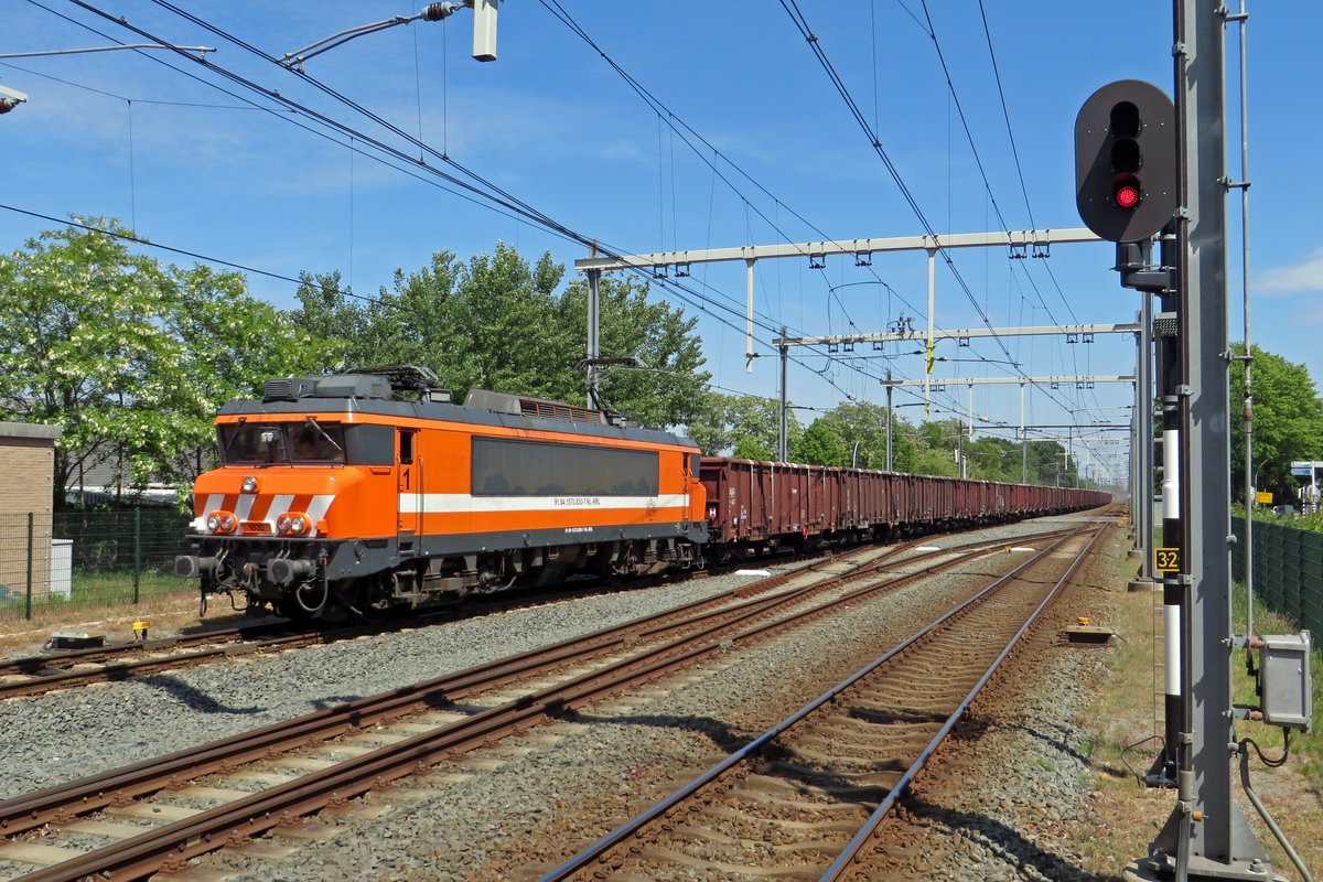 Rail Force One 1830 hauls a gypsum train through the station of Wijchen on 18 May 2020.