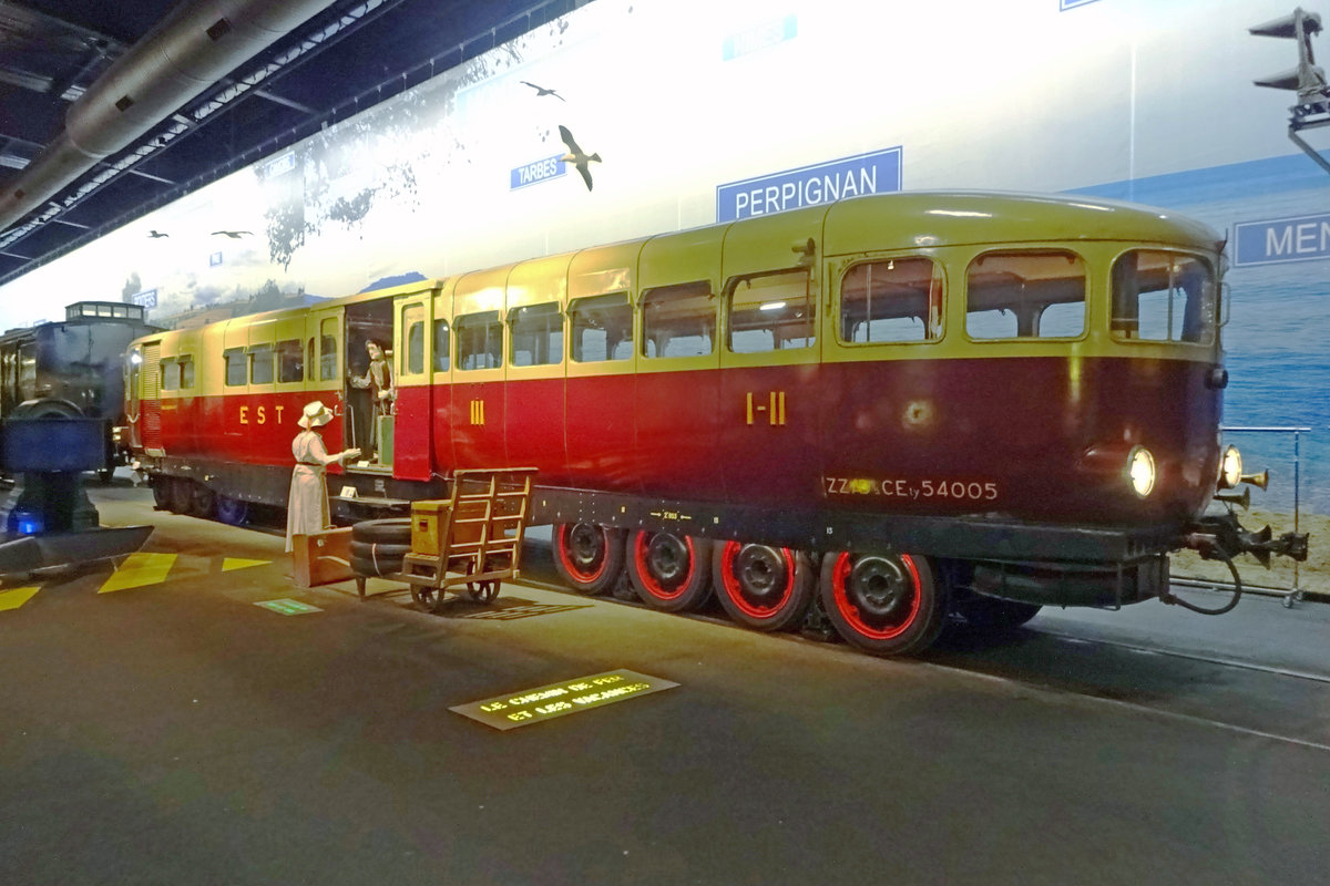 Railbus the other way round: this ZZ 54005 was equipped with rubber tyres (like on cars) as an experimental fast train for the higher class holiday makers. Here it stands at the Cité du Train in Mulhouse on 30 May 2019. The lighting conditions are sadly not always the easiest for taking photos.