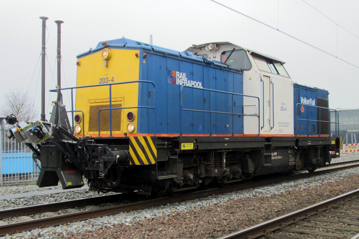 RailInfrGroup uses Volker Rail 203-4 for a diagnostic ride and passes Tilburg on 11 February 2015. Nothe the antennae on the loco, that are non-standard.