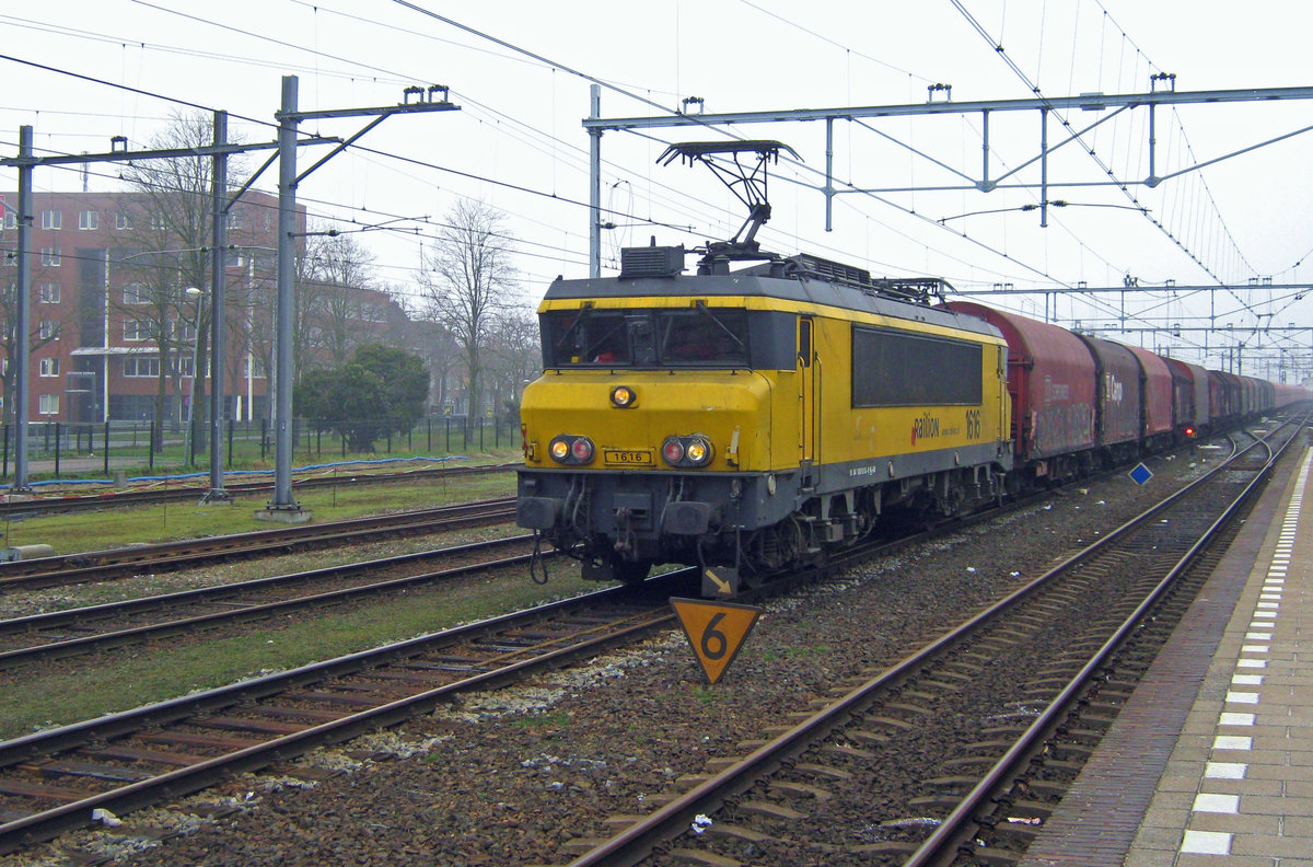 RaiLioN 1616 hauls a steel rain through 's-Hertogenbosch on 4 March 2012.