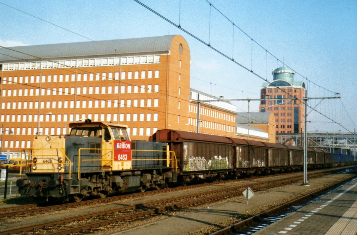 RaiLioN 6463 enters 's-Hertogenbosch with a freight on 24 March 2005.