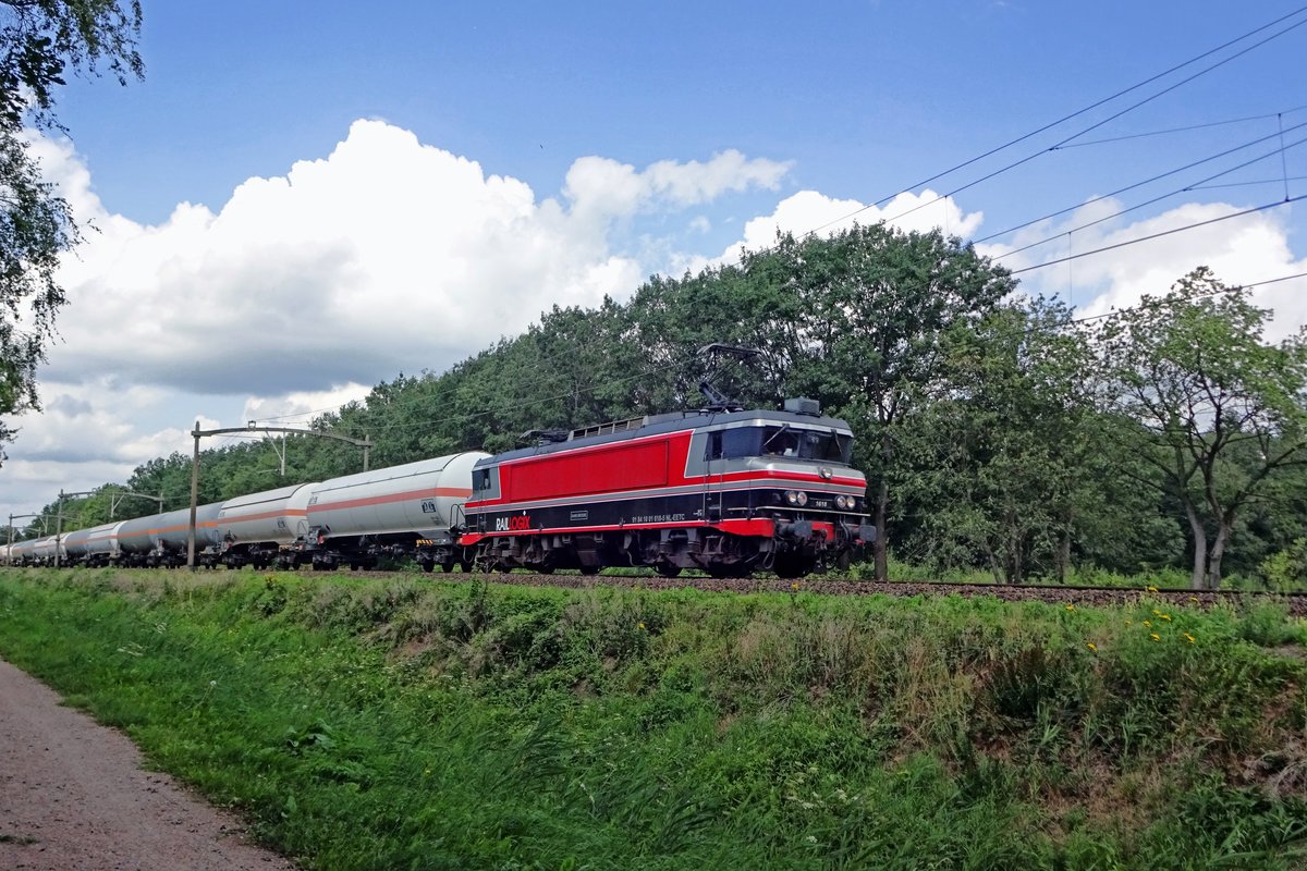 RaiLogix 1618 hauls an LPG train through Tilburg Oude Warande on 12 August 2019.