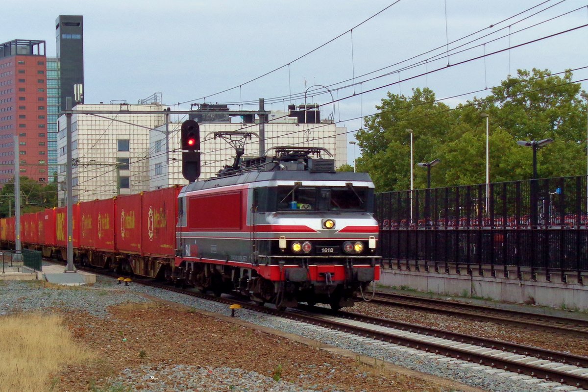 RaiLogix 1618 hauls the UBC container train through Tilburg oin 26 June 2018.