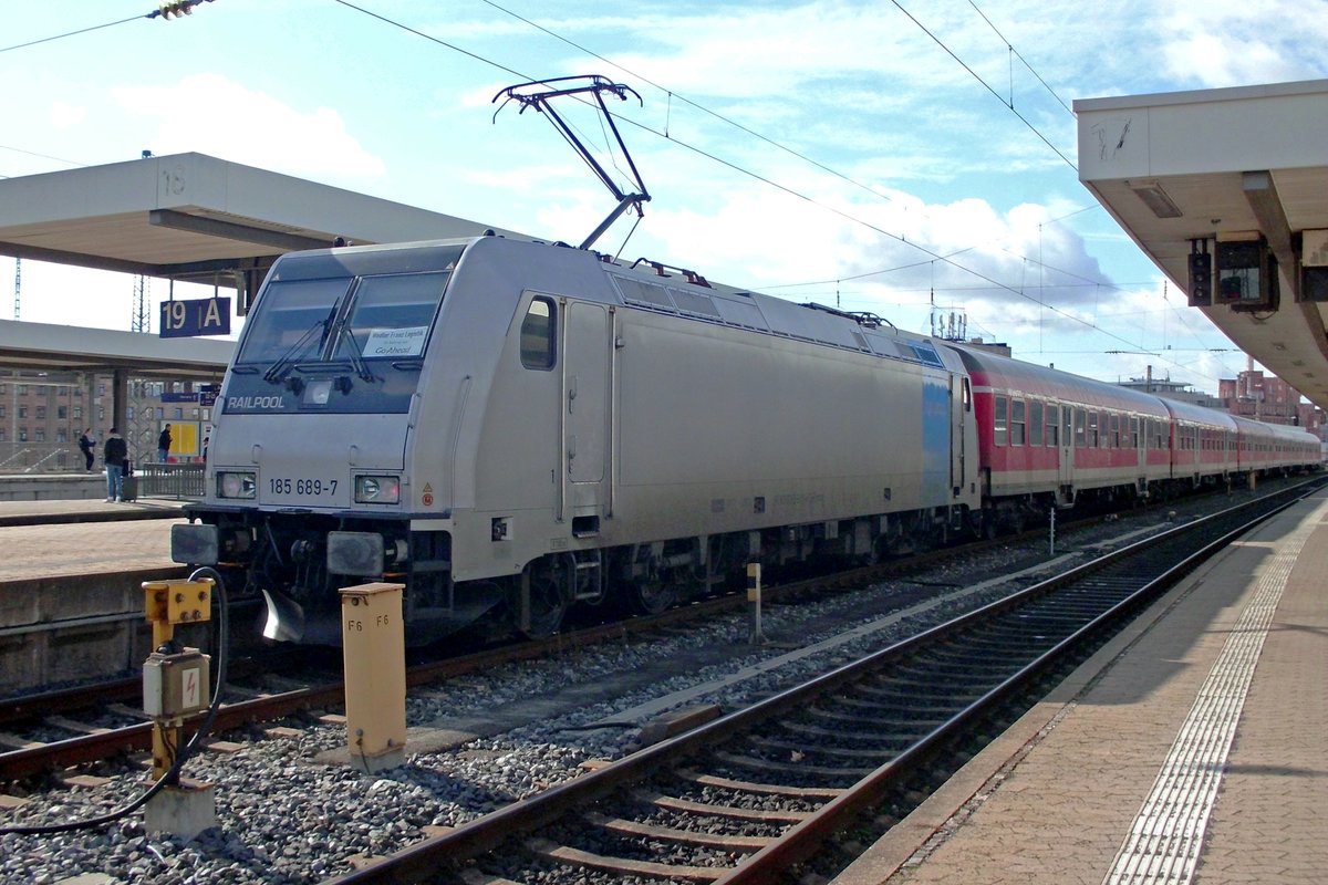 Railpool 185 689 stands with a DB Regop train in Nürnberg Hbf on 21 February 2020.