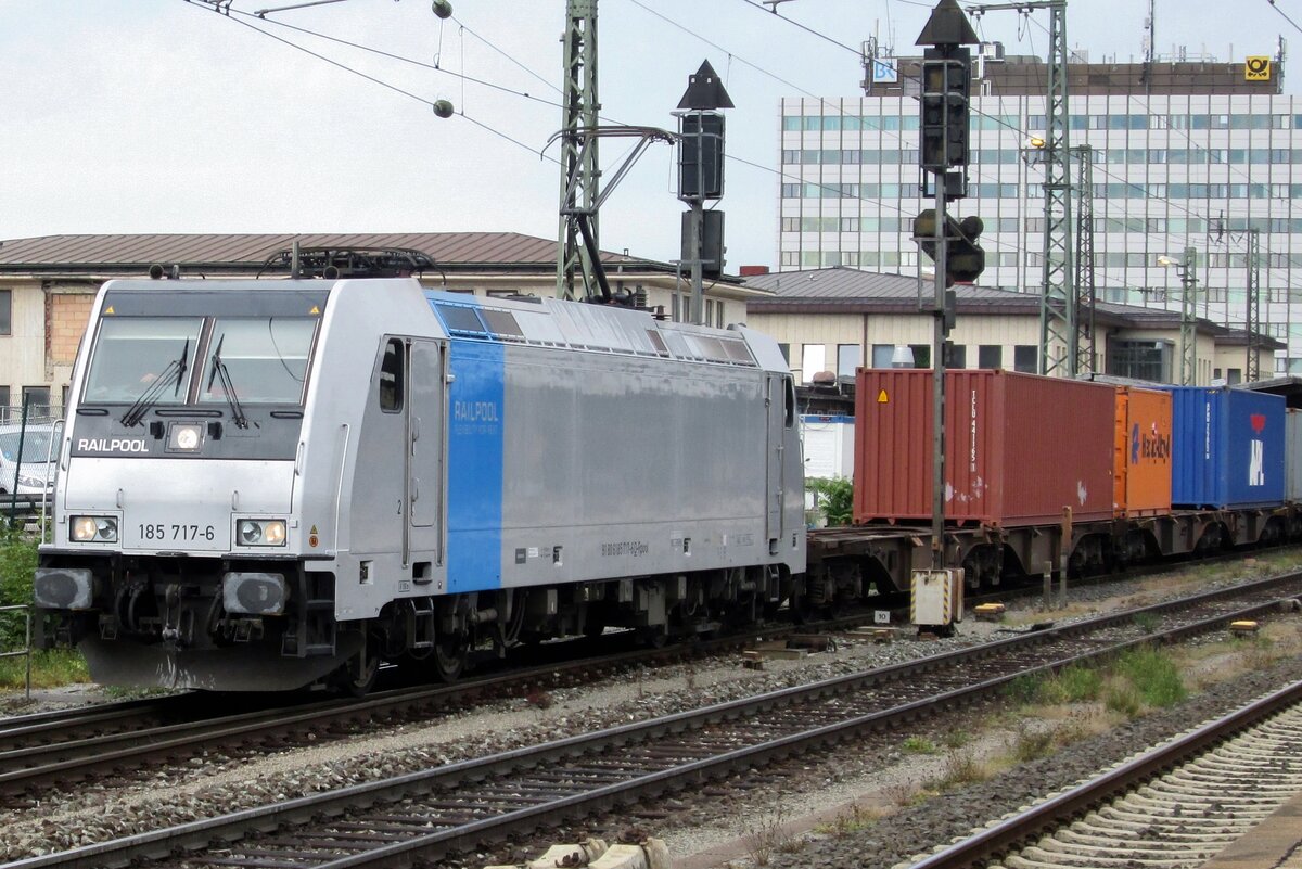 Railpool 185 717 hauls a container train through Würzburg Hbf on 15 September 2015.