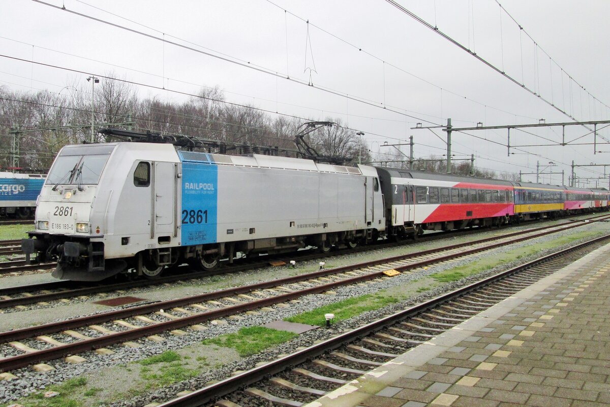 Railpool 186 183 was rented by NMBS for a few years as 2861 and enters Roosendaal on 9 January 2016. 