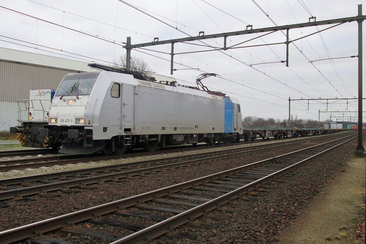 Railpool 186 425 stands at Blerick with a weakly loaded RTB-shuttle train on 18 December 2015.