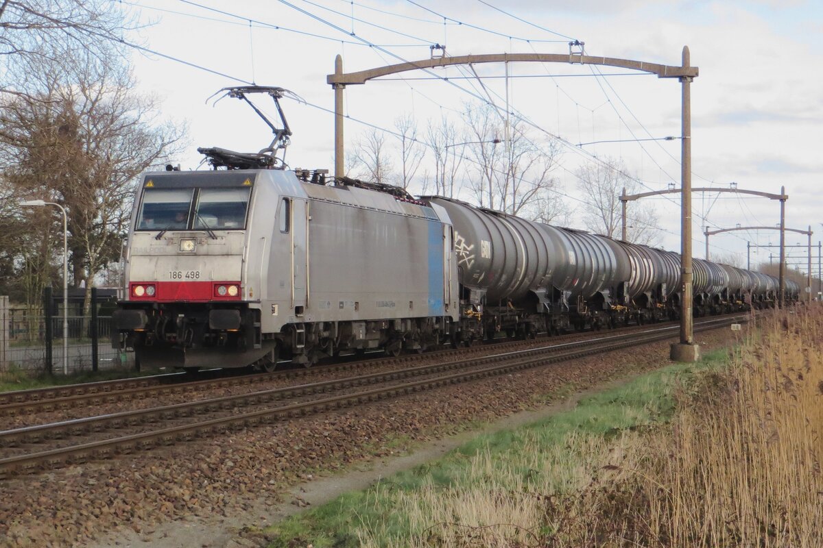 Railpool 186 498 hauls a tank train through Hulten on 23 February 2022.