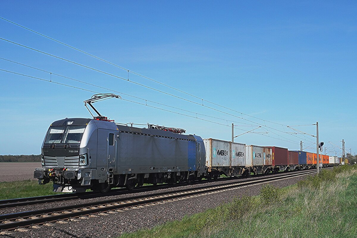 Railpool 193 204 hauls a containertrain through St.H�lfe (near Diepholz) on 23 April 2026.