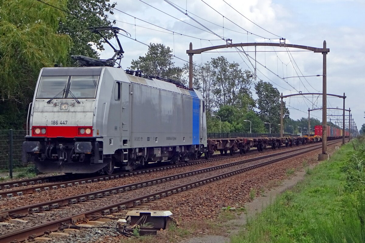 RailPool/Lineas 186 448 hauls a not exactly massively loaded container train through Hulten on 16 August 2019.