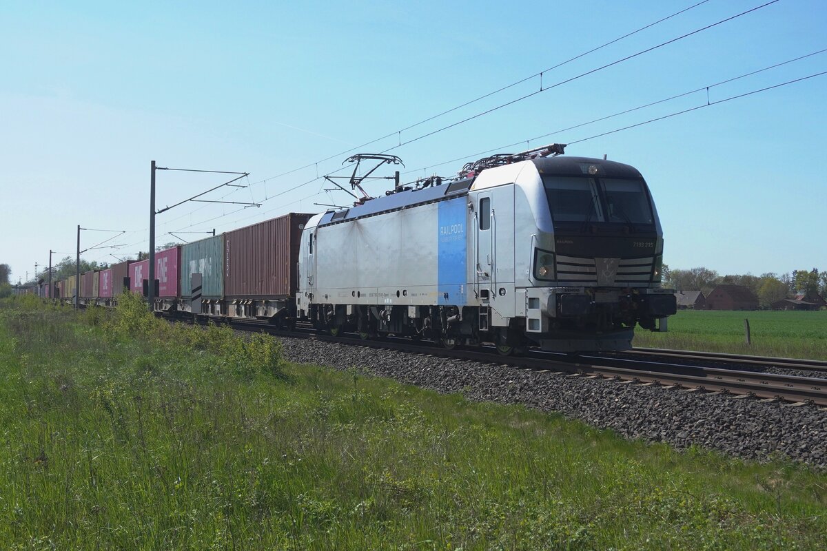 Railpool/TX Logistics 193 215 hauls a containertrain through St.H�lfe (near Diepholz) on 23 April 2026.