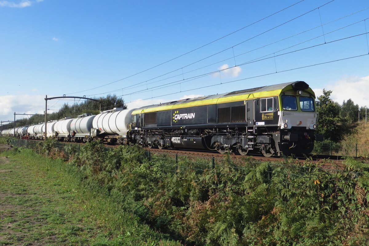 RailTraxx 266 001 still carries the CapTrain livery while passing Tilburg-Reeshof on 15 October 2021.