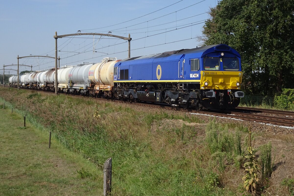 RailTraxx 266 009 hauls a tank train throguh Hulten on 2 September 2022.