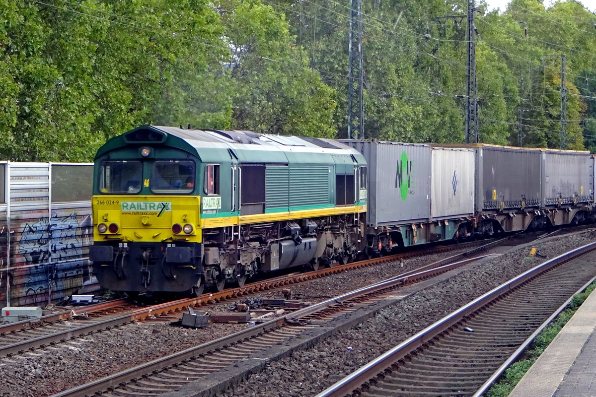 RailTraxx 266 024 hauls a container train through Köln Süd on 23 September 2019.