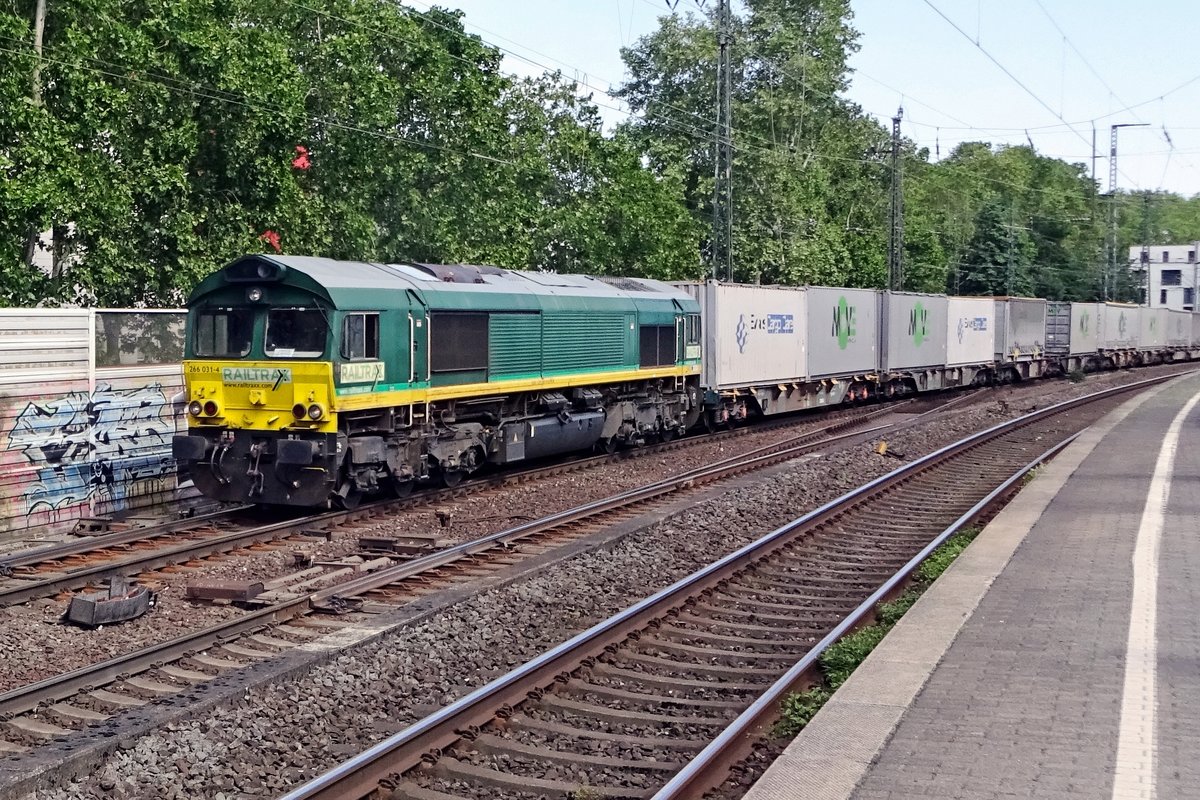 RailTraxx 266 031 hauls an intermodal train through Köln Süd on 8 June 2019 .