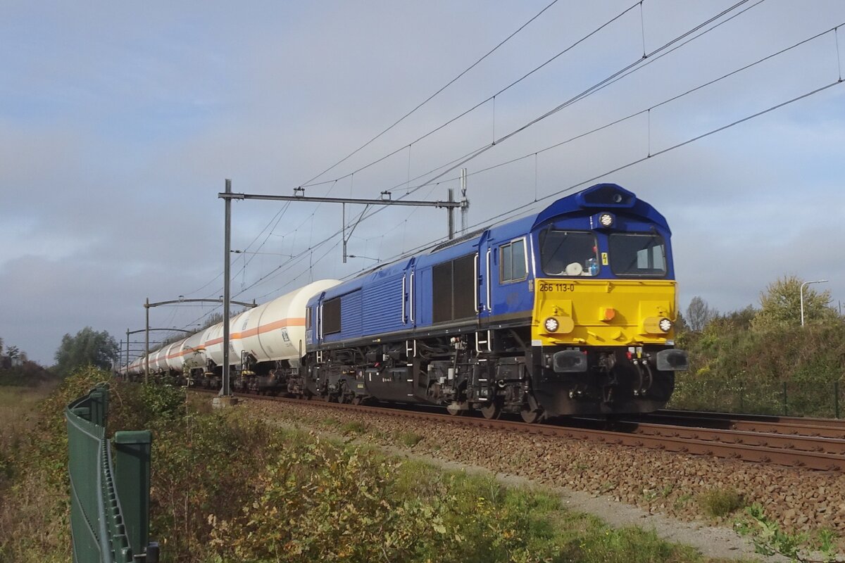 Railtraxx 266 11 3thunders through Tilburg-Reeshof hauling an LNG train on 11 NOvember 2022.