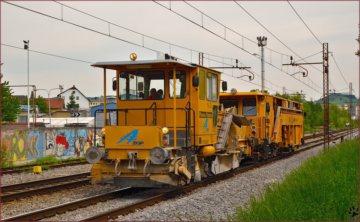 Railway construction machine PL-22 is running through Maribor-Tabor on the way to Pragersko. /7.5.2014