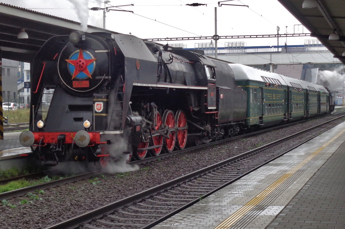 Rain, rain and train: 475 179 hauls a steam shuttle into Ostrava hl.n. on a very wet 23 September 2017.