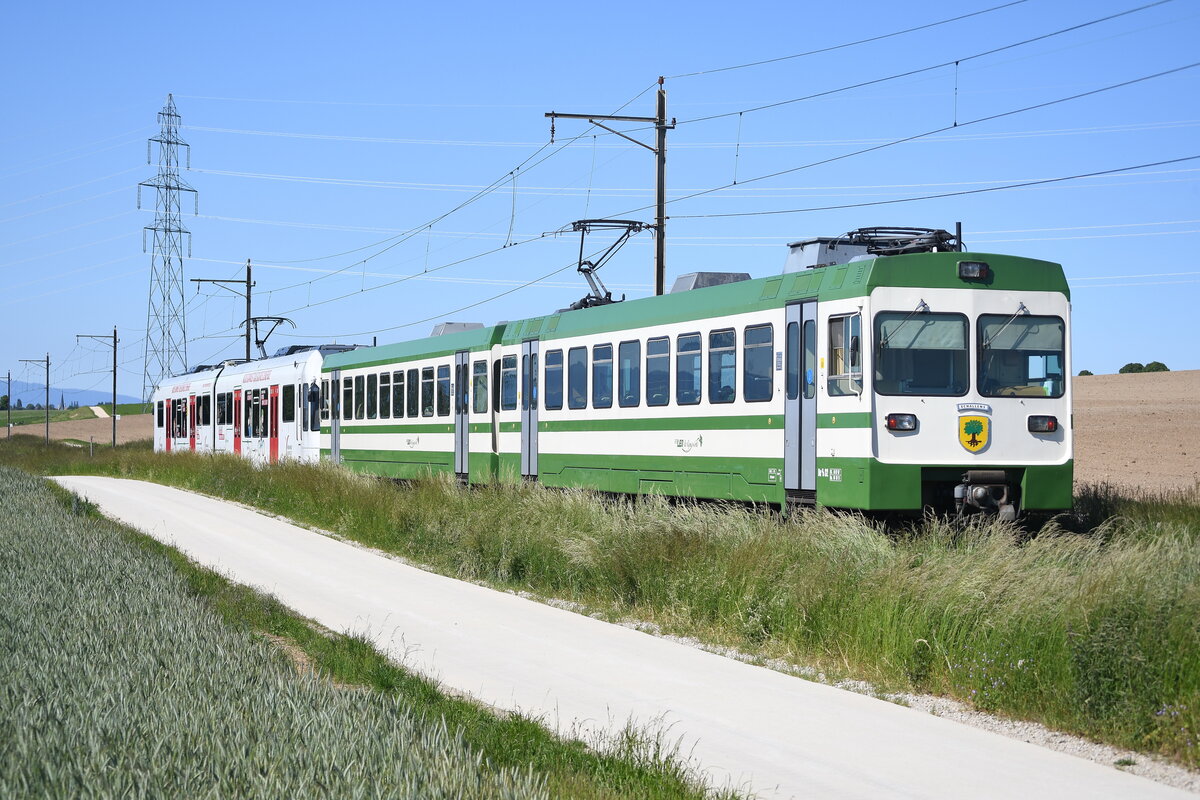 RBe 4/8 42  revêtu la publicité pour la Romande Energie en UM avec Be 4/8 32°Echallens°  
Ici à Assens
Prise le 27 mai 2020

RBe 4/8 42 coated with advertising for Romande Energie in UM with Be 4/8 32 ° Echallens °
Here in Assens
Taken on May 27, 2020 