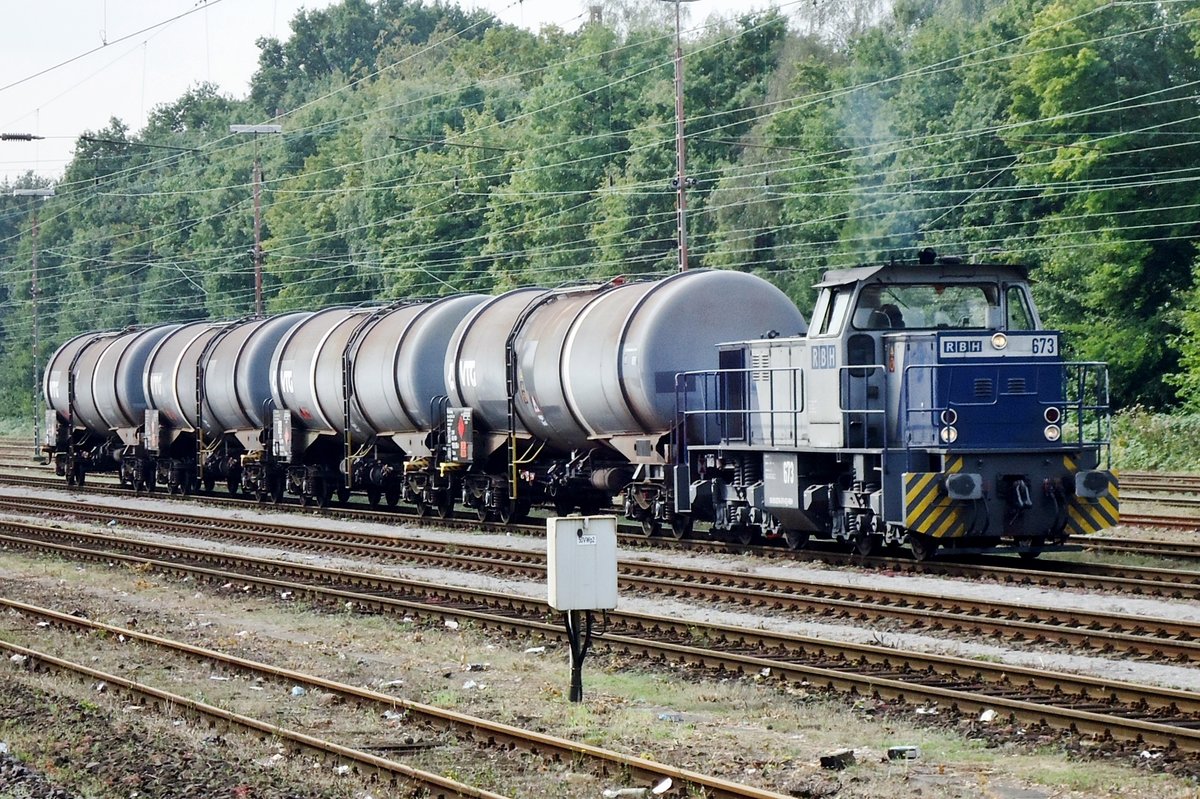 RBH 673 shunts at Gladbeck West on 19 September 2014.