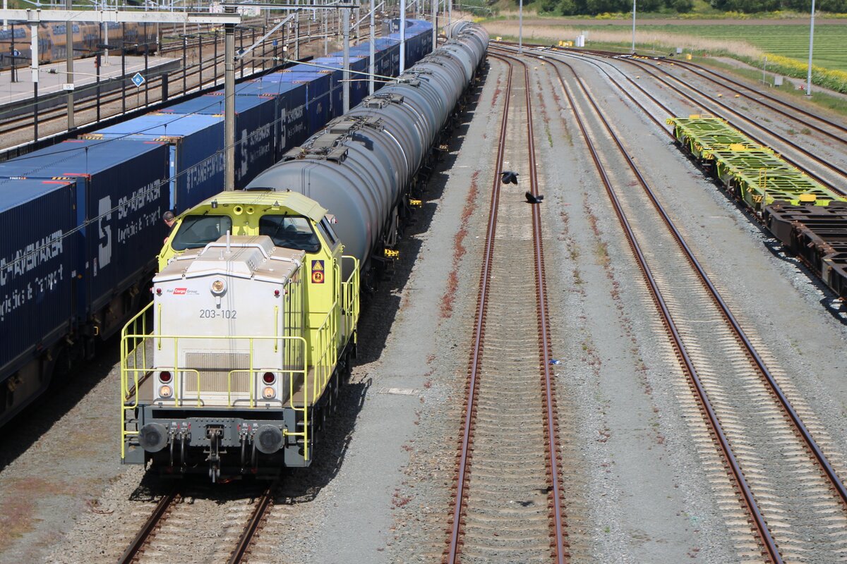 RCC/CapTrain 203 102 enters Lage Zwaluwe with a tank train from Moerdijk on 27 April 2026.
