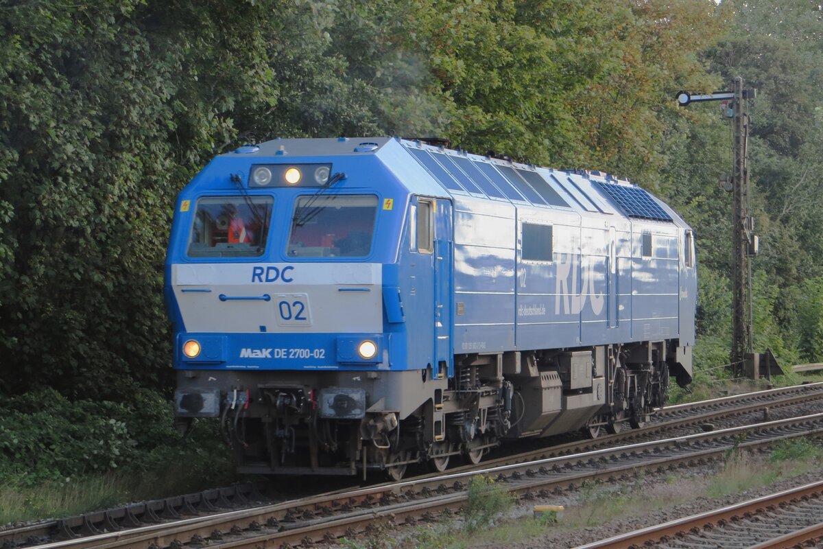 RDC 2700-02 oozes at Niebüll on 20 September 2022, but will get into action soon with seven car carrying Sylt-Shuttles in an hour's  duration.