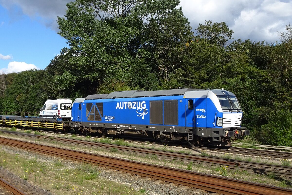 RDC AutoZug 247 908 'Debbie' hauls a Sylt-Shuttle into Niebüll on 20 September 2022. 