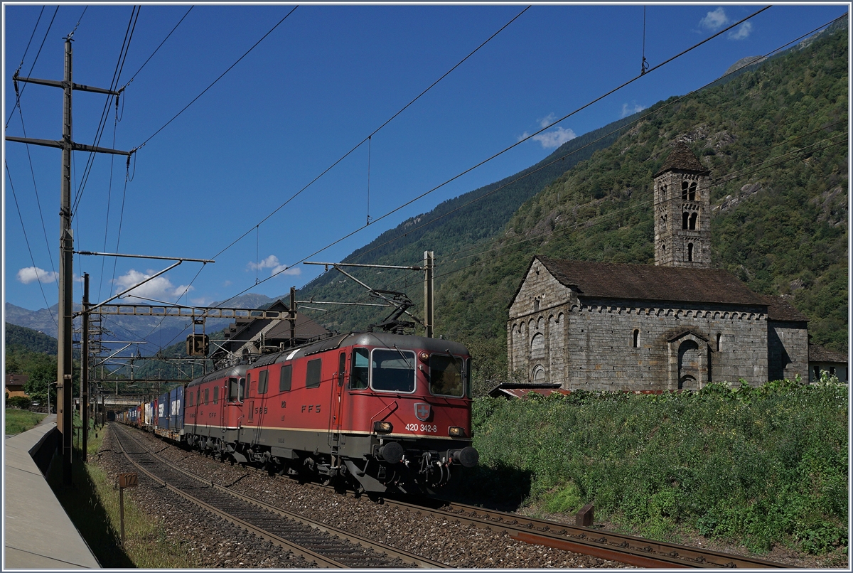  Re 10/10  (Re 420 342-8 and a Re 6/6) wiht a Cargo train by Giornico on the way to the south. 
07.09.2016