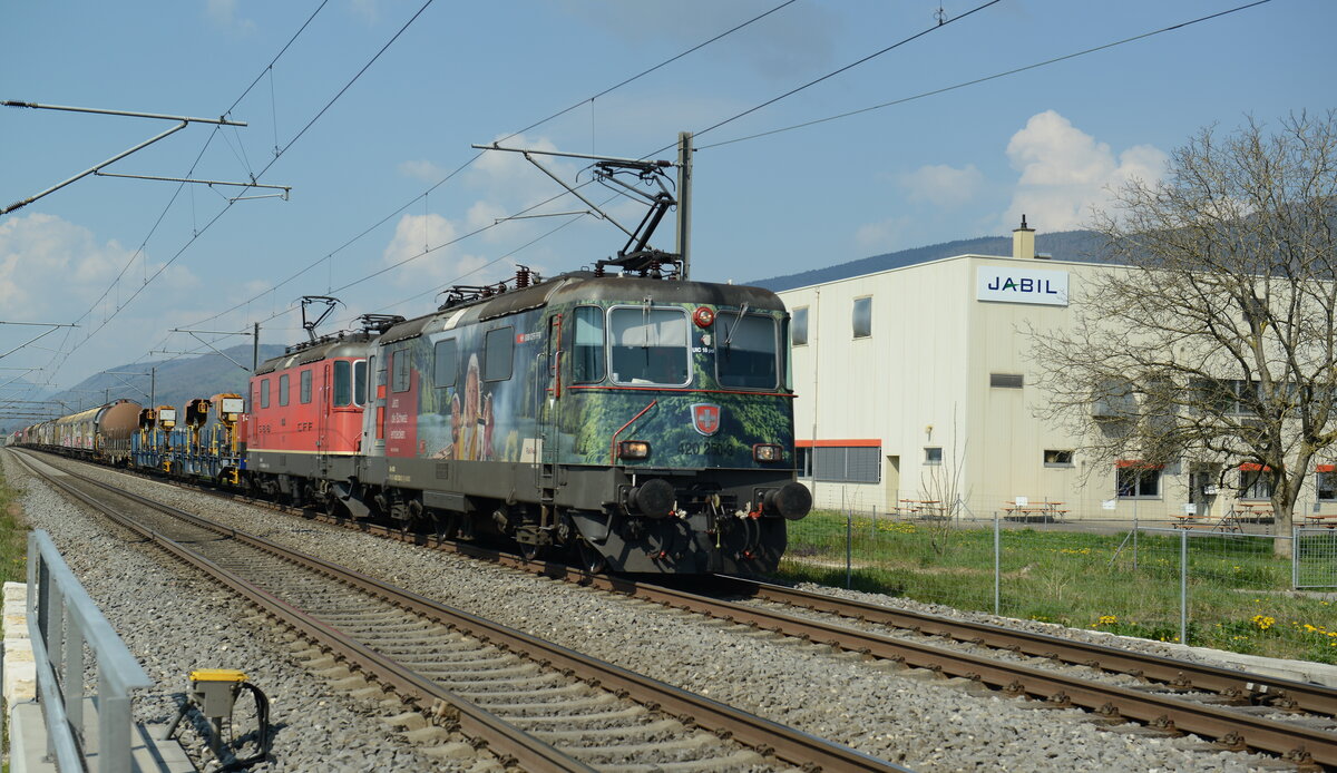 Re 420 250 avec un train poste 
Ici à Bettlach
Prise le 22 avril 2021

Re 420 250 with a post train
Here in Bettlach
Taken on April 22, 2021