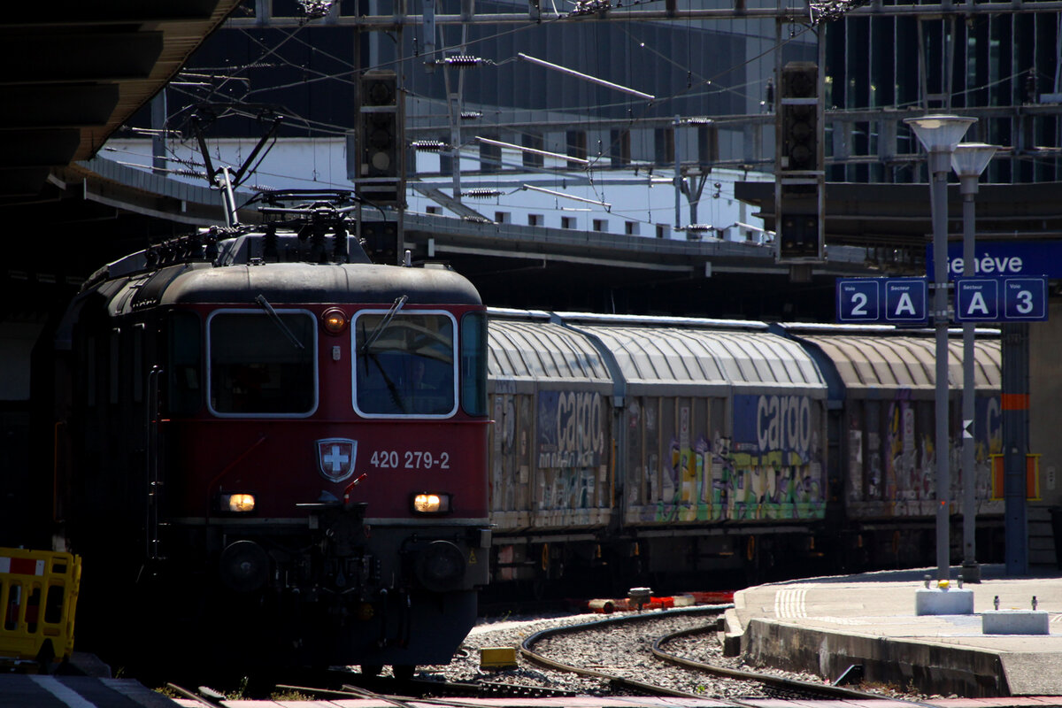 Re 420-279 On platform 1 at Geneva Main Station.
18/05/2022