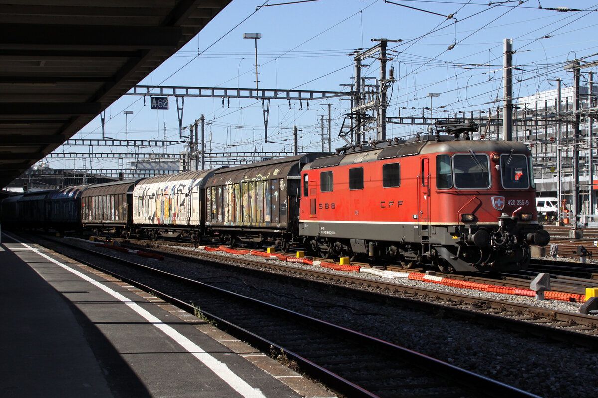 Re 420-285 at Geneva Main Station
18/05/2022